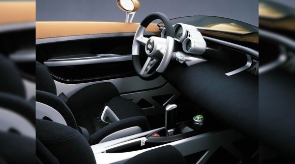 Акцентът на концепцията е стъкленият покрив, адаптивните фарове и &bdquo;плъзгащите се&ldquo; задни врати, които според създателите трябва да улеснят влизането и излизането от втория ред седалки.
Автор на външния вид на SUV купето от трето поколение е японецът Юкиоши Судо, а дизайнът, опънат като тетива, е отбелязан от самия главен дизайнер на Renault Патрик льо Кеман. Почти петметровата каросерия с дълго (2,98 м) междуосие теоретично се задвижва от 4,6-литров V8 двигател.
И в това отношение този концептуален автомобил е забележимо различен от хибридно-електрически-водородните колеги, пуснати от Hyundai през следващите години.
